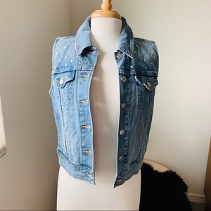 **Never Worn** Levi’s Jean Vest 😎